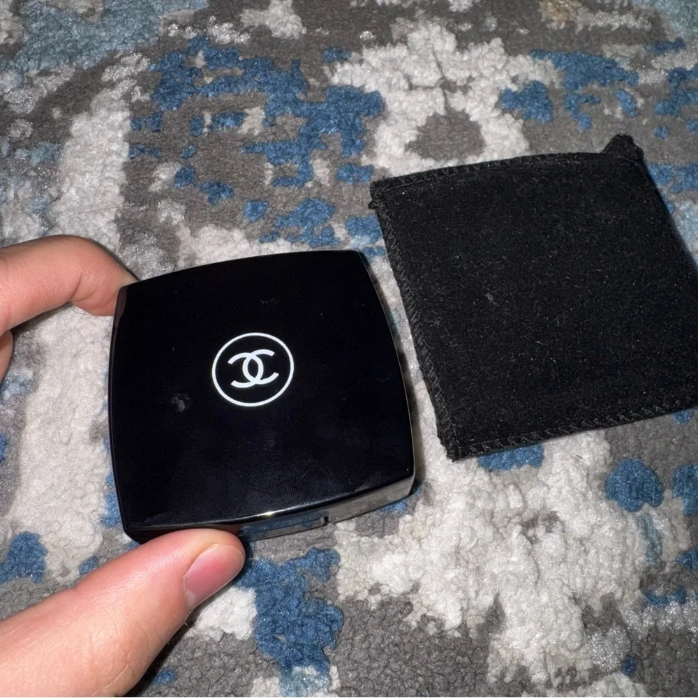 Glossy Black Compact with Mirror Dark Tones - Picture 4 of 5